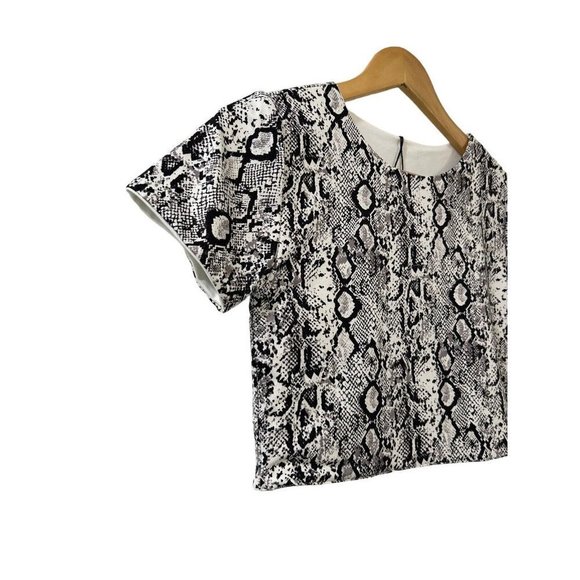 FOREVER 21 Crop Top Blouse Short Sleeve Snake Print Size Medium NWOT - Picture 4 of 8